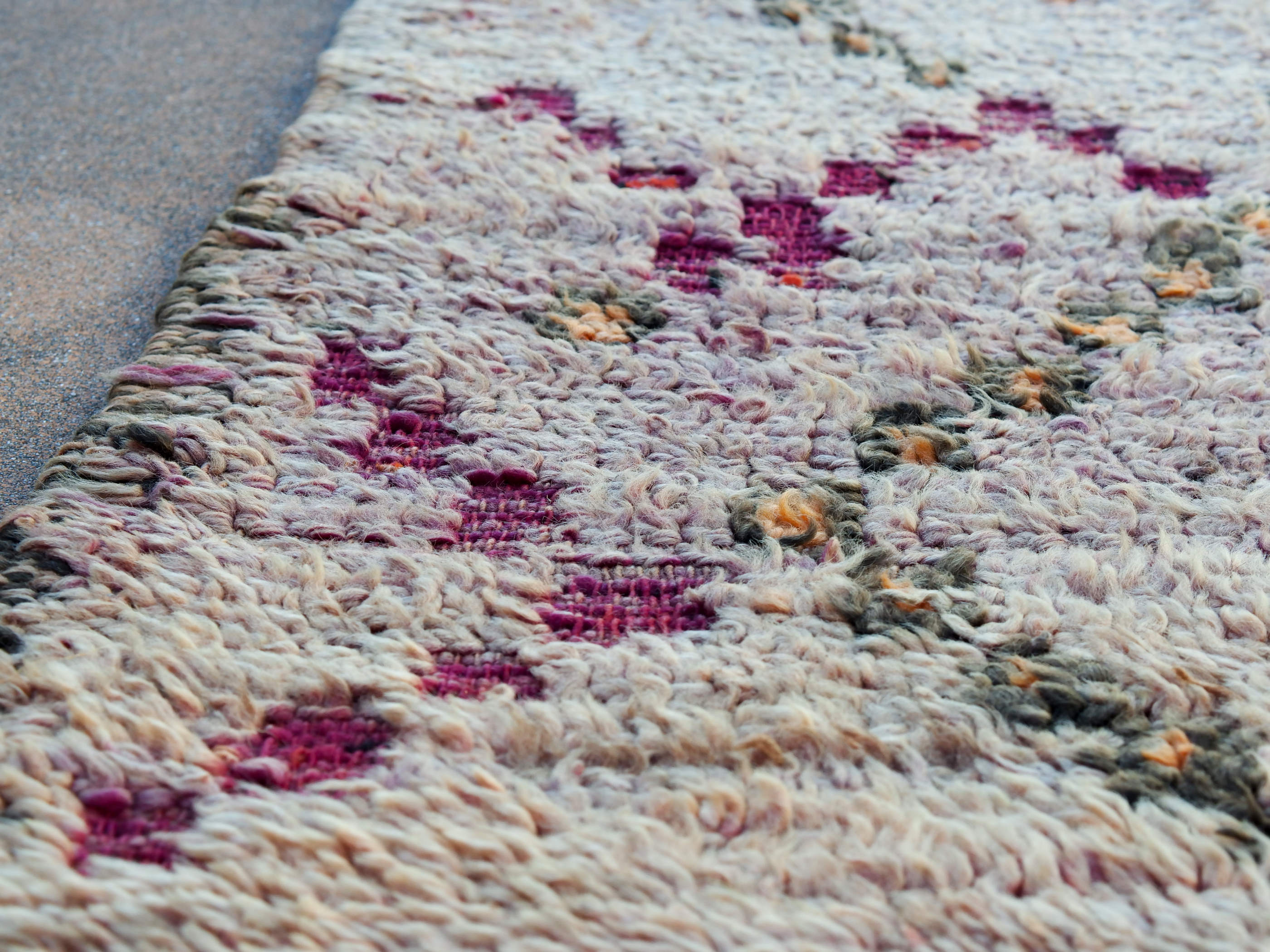 Tappeto Marocco boucherouite in lana. Pezzo unico realizzato a mano. Decorativo, è bello sia impiegato come tappeto che da appendere a parete.Dimensioni 115x165cm