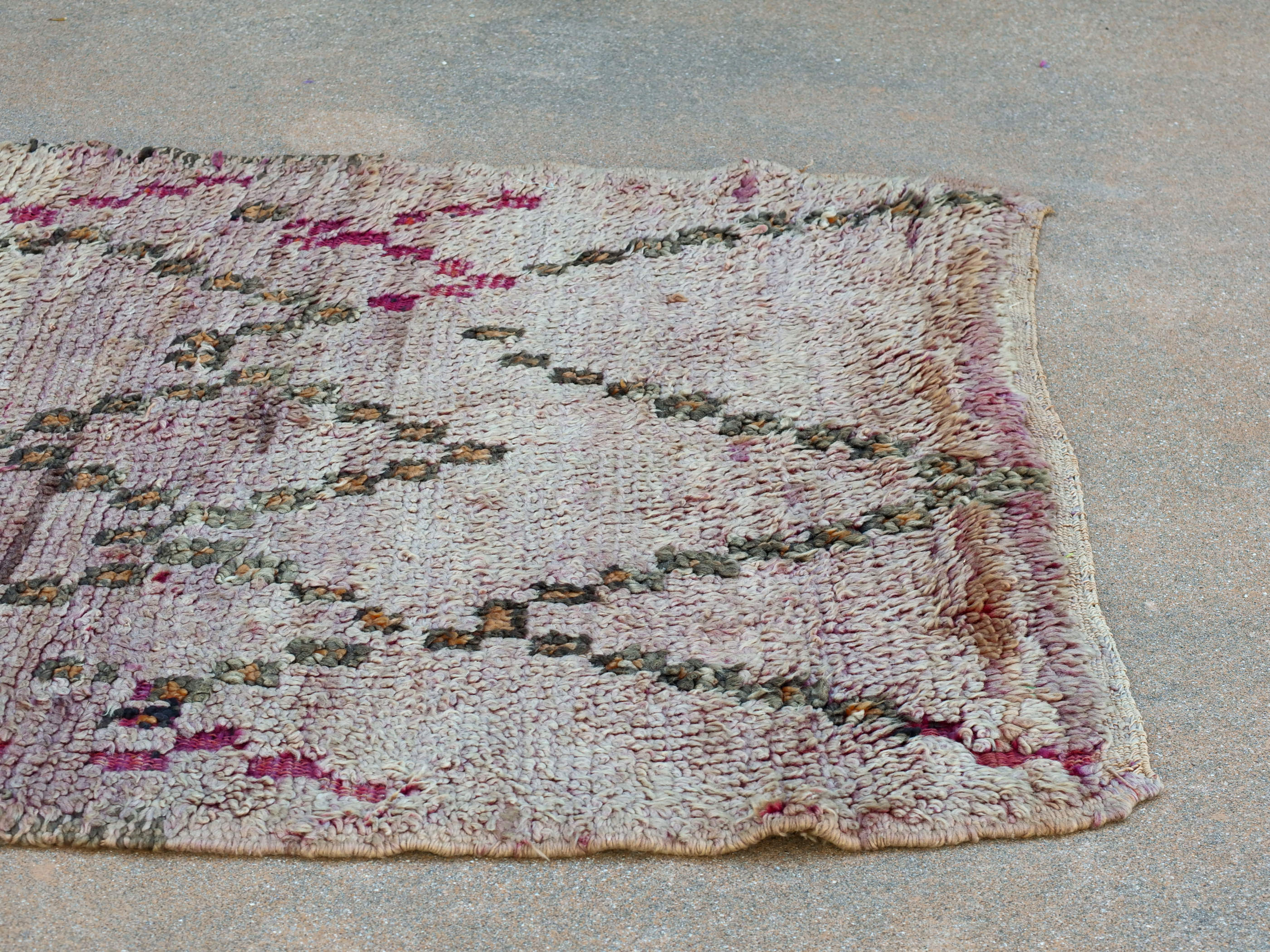 Tappeto Marocco boucherouite in lana. Pezzo unico realizzato a mano. Decorativo, è bello sia impiegato come tappeto che da appendere a parete.Dimensioni 115x165cm