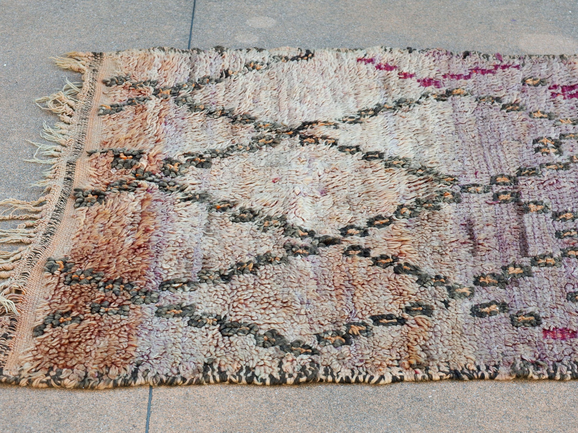 Tappeto Marocco boucherouite in lana. Pezzo unico realizzato a mano. Decorativo, è bello sia impiegato come tappeto che da appendere a parete.Dimensioni 115x165cm