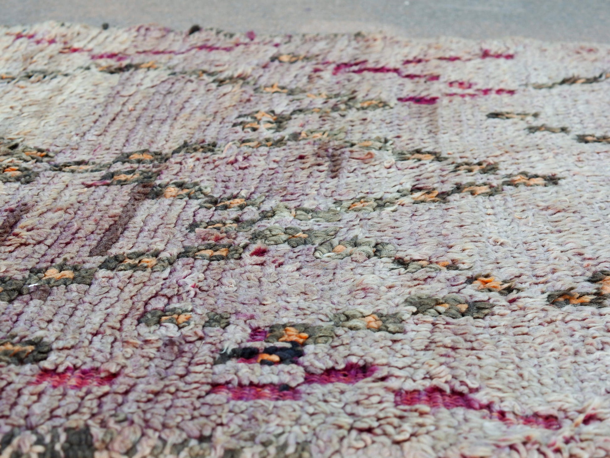Tappeto Marocco boucherouite in lana. Pezzo unico realizzato a mano. Decorativo, è bello sia impiegato come tappeto che da appendere a parete.Dimensioni 115x165cm