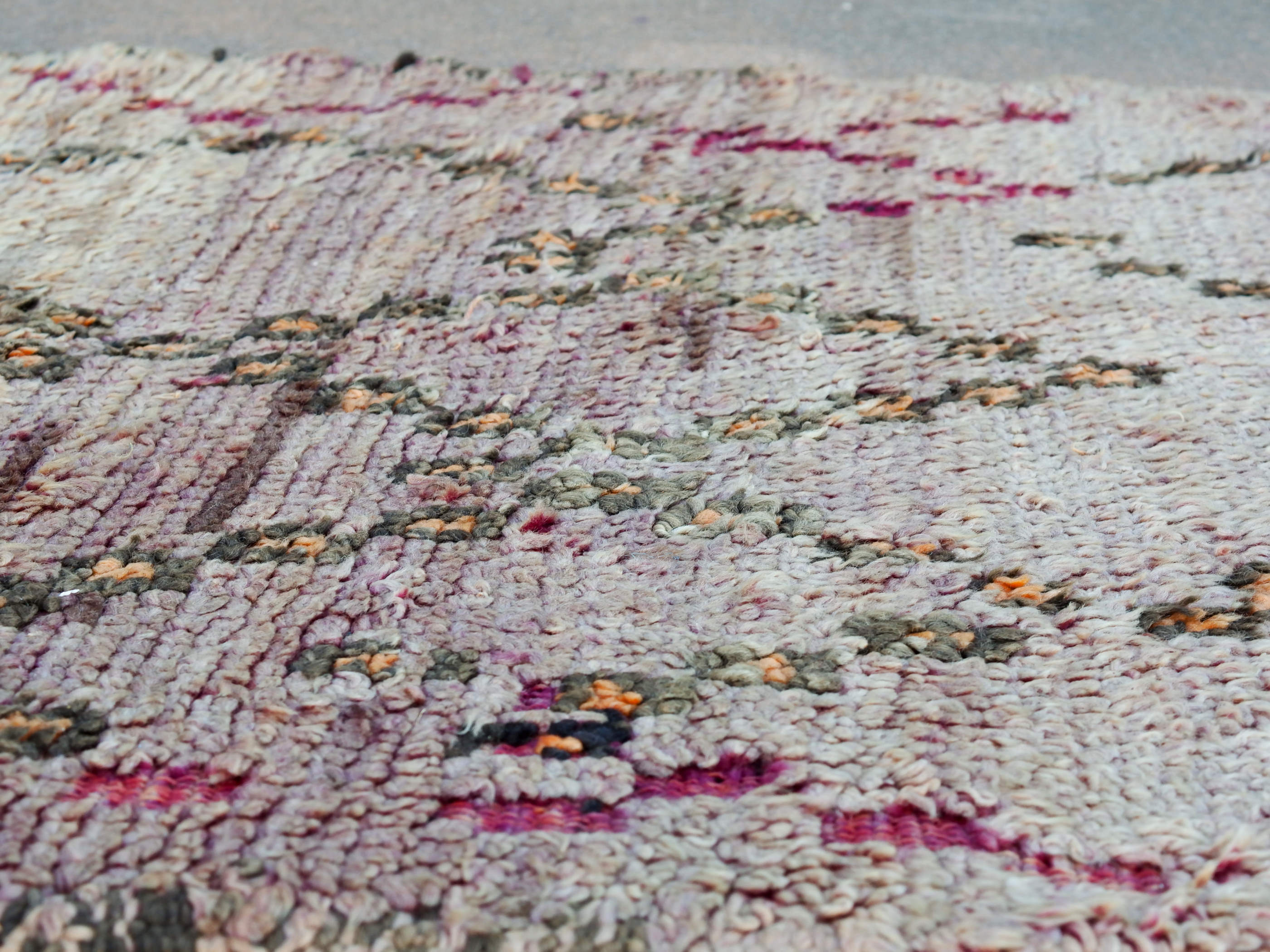 Tappeto Marocco boucherouite in lana. Pezzo unico realizzato a mano. Decorativo, è bello sia impiegato come tappeto che da appendere a parete.Dimensioni 115x165cm