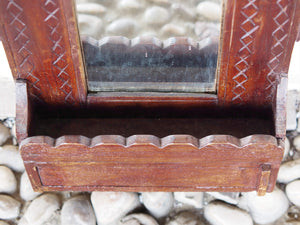 Mirror barber India, vecchio specchio da barbiere in legno di teak con un piccolo vano. Databile primi 900. Dimensioni 36x8 h48cm 