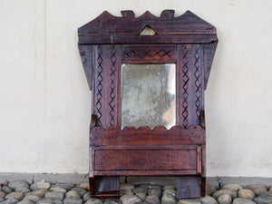 Mirror barber India, vecchio specchio da barbiere in legno di teak con un piccolo vano. Databile primi 900. Dimensioni 36x8 h48cm 