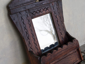 Mirror barber India, vecchio specchio da barbiere in legno di teak con un piccolo vano. Databile primi 900. Dimensioni 36x8 h48cm 