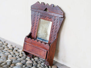 Mirror barber India, vecchio specchio da barbiere in legno di teak con un piccolo vano. Databile primi 900. Dimensioni 36x8 h48cm 