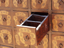 Mobile farmacia con 39 cassetti. Databile primi '900. Perfettamente integro e conservato in ogni parte. Internamente i cassetti sono a loro volta suddivisi in 3 scomparti usati per dividere tra loro le erbe mediche, gli ideogrammi con i nomi del contentuto sono ancora visibili.  Dimensioni 116x48 h138cm.  per maggiori info o dettagli info@etniko.it 0039 3338778241