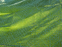 Carica l&#39;immagine nel visualizzatore di Gallery, copri cotone e seta, doppio strato, sotto seta e sopra cotone forato colore verde. si puo&#39; impiegare come copriletto, copridivano o tovaglia per le occasioni speciali. Dimensioni 160x210cm