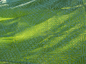 copri cotone e seta, doppio strato, sotto seta e sopra cotone forato colore verde. si puo' impiegare come copriletto, copridivano o tovaglia per le occasioni speciali. Dimensioni 160x210cm