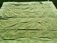Carica l&#39;immagine nel visualizzatore di Gallery, copri cotone e seta, doppio strato, sotto seta e sopra cotone forato colore verde. si puo&#39; impiegare come copriletto, copridivano o tovaglia per le occasioni speciali. Dimensioni 160x210cm