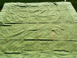 copri cotone e seta, doppio strato, sotto seta e sopra cotone forato colore verde. si puo' impiegare come copriletto, copridivano o tovaglia per le occasioni speciali. Dimensioni 160x210cm
