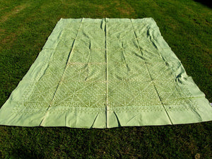 copri cotone e seta, doppio strato, sotto seta e sopra cotone forato colore verde. si puo' impiegare come copriletto, copridivano o tovaglia per le occasioni speciali. Dimensioni 160x210cm