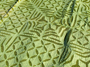 copri cotone e seta, doppio strato, sotto seta e sopra cotone forato colore verde. si puo' impiegare come copriletto, copridivano o tovaglia per le occasioni speciali. Dimensioni 160x210cm