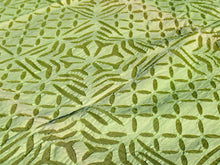 Carica l&#39;immagine nel visualizzatore di Gallery, copri cotone e seta, doppio strato, sotto seta e sopra cotone forato colore verde. si puo&#39; impiegare come copriletto, copridivano o tovaglia per le occasioni speciali. Dimensioni 160x210cm
