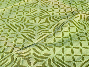 copri cotone e seta, doppio strato, sotto seta e sopra cotone forato colore verde. si puo' impiegare come copriletto, copridivano o tovaglia per le occasioni speciali. Dimensioni 160x210cm