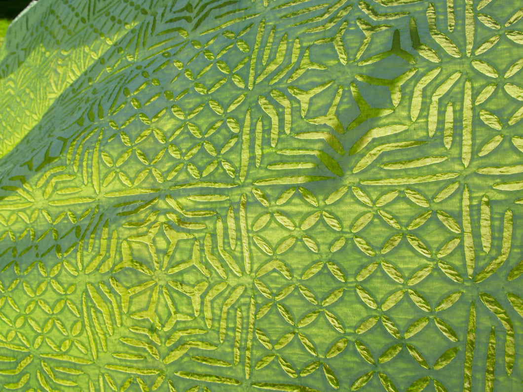 copri cotone e seta, doppio strato, sotto seta e sopra cotone forato colore verde. si puo' impiegare come copriletto, copridivano o tovaglia per le occasioni speciali. Dimensioni 160x210cm