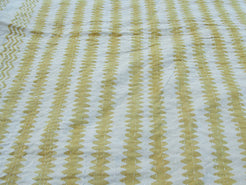 Tessuto print block ricamato in cotone doppio strato double face. Con disegni senape geometrici su sfondo bianco, retro nero con ricamo bianco,  Può essere impiegato come copridivano, copriletto o tessuto da appendere a parete. Dimensioni 220x260cm
