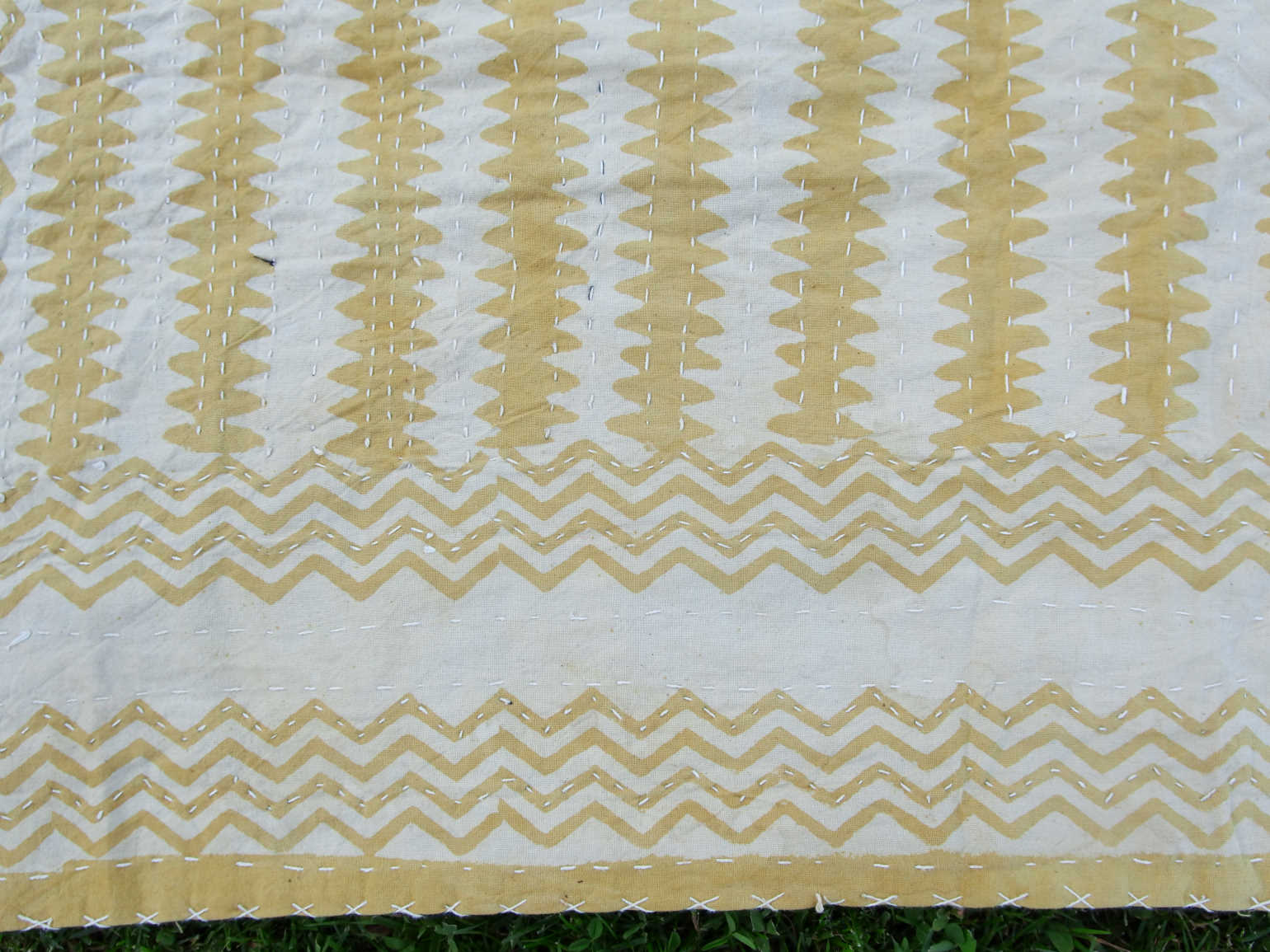 Tessuto print block ricamato in cotone doppio strato double face. Con disegni senape geometrici su sfondo bianco, retro nero con ricamo bianco,  Può essere impiegato come copridivano, copriletto o tessuto da appendere a parete. Dimensioni 220x260cm