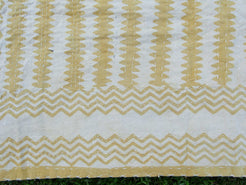 Tessuto print block ricamato in cotone doppio strato double face. Con disegni senape geometrici su sfondo bianco, retro nero con ricamo bianco,  Può essere impiegato come copridivano, copriletto o tessuto da appendere a parete. Dimensioni 220x260cm