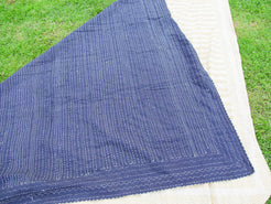 Tessuto print block ricamato in cotone doppio strato double face. Con disegni senape geometrici su sfondo bianco, retro nero con ricamo bianco,  Può essere impiegato come copridivano, copriletto o tessuto da appendere a parete. Dimensioni 220x260cm