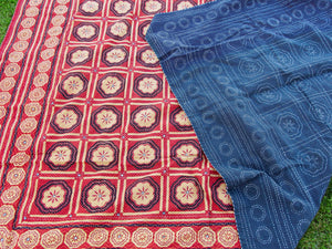 Tessuto print block ricamato in cotone doppio strato double face con specchietti. I disegni geometrici sono su sfondo rosso, nero e panna, mentre il retro e nero con ricamo bianco. Può essere impiegato come copridivano, copriletto o tessuto da appendere a parete. Dimensioni 210x260cm