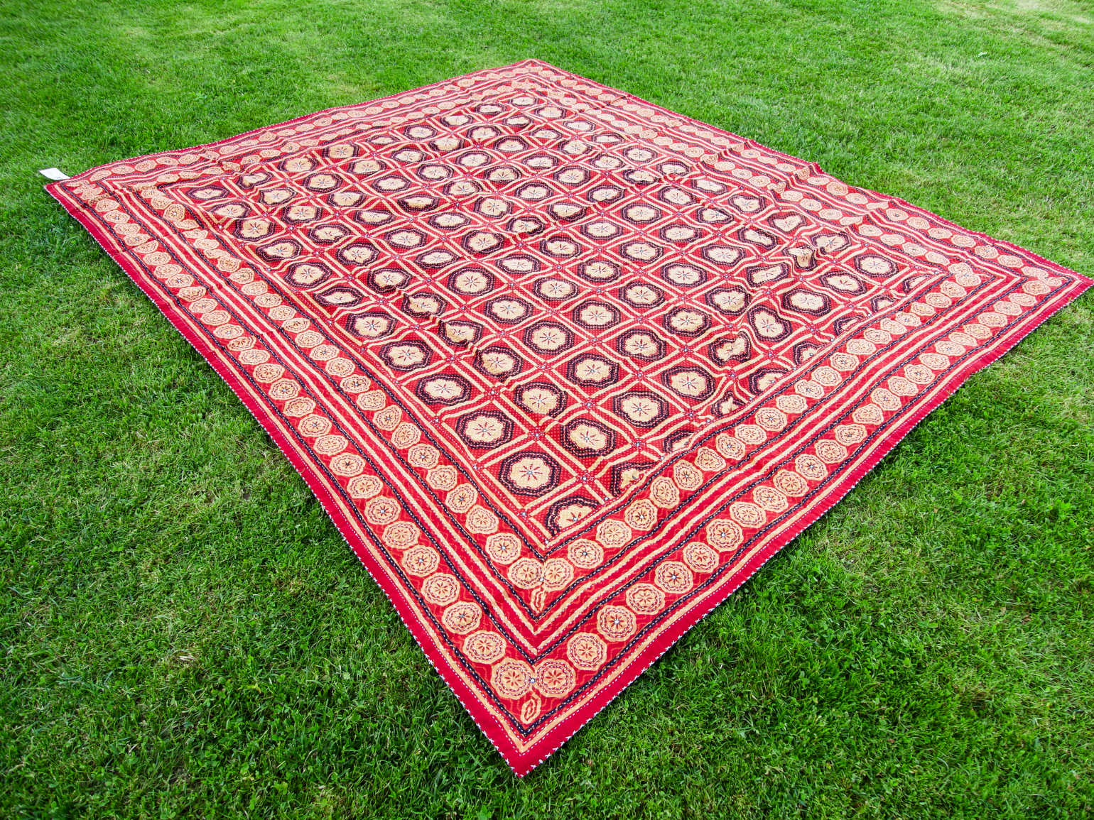 Tessuto print block ricamato in cotone doppio strato double face con specchietti. I disegni geometrici sono su sfondo rosso, nero e panna, mentre il retro e nero con ricamo bianco. Può essere impiegato come copridivano, copriletto o tessuto da appendere a parete. Dimensioni 210x260cm