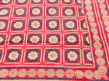 Carica l&#39;immagine nel visualizzatore di Gallery, Tessuto print block ricamato in cotone doppio strato double face con specchietti. I disegni geometrici sono su sfondo rosso, nero e panna, mentre il retro e nero con ricamo bianco. Può essere impiegato come copridivano, copriletto o tessuto da appendere a parete. Dimensioni 210x260cm