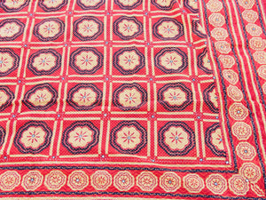 Tessuto print block ricamato in cotone doppio strato double face con specchietti. I disegni geometrici sono su sfondo rosso, nero e panna, mentre il retro e nero con ricamo bianco. Può essere impiegato come copridivano, copriletto o tessuto da appendere a parete. Dimensioni 210x260cm