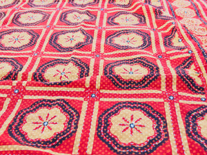 Tessuto print block ricamato in cotone doppio strato double face con specchietti. I disegni geometrici sono su sfondo rosso, nero e panna, mentre il retro e nero con ricamo bianco. Può essere impiegato come copridivano, copriletto o tessuto da appendere a parete. Dimensioni 210x260cm