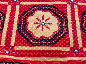 Tessuto print block ricamato in cotone doppio strato double face con specchietti. I disegni geometrici sono su sfondo rosso, nero e panna, mentre il retro e nero con ricamo bianco. Può essere impiegato come copridivano, copriletto o tessuto da appendere a parete. Dimensioni 210x260cm