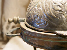 Carica l&#39;immagine nel visualizzatore di Gallery, vaso , cestino , portapiante .... marocchino in metallo lavorato artigianalmente ed inciso . pezzo unico lavorato e cesellato a mano . la patina è originale perchè databile anni 70/80 . su richiesta si può lucidare per dare una patina brillante al white metal  dimensioni 28x22xh26cm  per altri modelli , forme ecc... contattare via mail info@etniko.it 0039 3338778241 whatsapp. instagram , facebook, etsy : etnikobycrosato