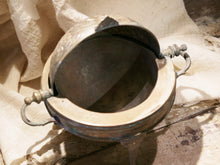 Carica l&#39;immagine nel visualizzatore di Gallery, vaso , cestino , portapiante .... marocchino in metallo lavorato artigianalmente ed inciso . pezzo unico lavorato e cesellato a mano . la patina è originale perchè databile anni 70/80 . su richiesta si può lucidare per dare una patina brillante al white metal  dimensioni 28x22xh26cm  per altri modelli , forme ecc... contattare via mail info@etniko.it 0039 3338778241 whatsapp. instagram , facebook, etsy : etnikobycrosato
