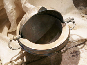 vaso , cestino , portapiante .... marocchino in metallo lavorato artigianalmente ed inciso . pezzo unico lavorato e cesellato a mano . la patina è originale perchè databile anni 70/80 . su richiesta si può lucidare per dare una patina brillante al white metal  dimensioni 28x22xh26cm  per altri modelli , forme ecc... contattare via mail info@etniko.it 0039 3338778241 whatsapp. instagram , facebook, etsy : etnikobycrosato