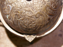 Carica l&#39;immagine nel visualizzatore di Gallery, vaso , cestino , portapiante .... marocchino in metallo lavorato artigianalmente ed inciso . pezzo unico lavorato e cesellato a mano . la patina è originale perchè databile anni 70/80 . su richiesta si può lucidare per dare una patina brillante al white metal  dimensioni 28x22xh26cm  per altri modelli , forme ecc... contattare via mail info@etniko.it 0039 3338778241 whatsapp. instagram , facebook, etsy : etnikobycrosato