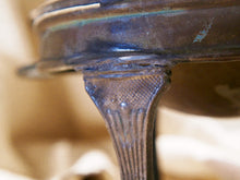 Carica l&#39;immagine nel visualizzatore di Gallery, vaso , cestino , portapiante .... marocchino in metallo lavorato artigianalmente ed inciso . pezzo unico lavorato e cesellato a mano . la patina è originale perchè databile anni 70/80 . su richiesta si può lucidare per dare una patina brillante al white metal  dimensioni 28x22xh26cm  per altri modelli , forme ecc... contattare via mail info@etniko.it 0039 3338778241 whatsapp. instagram , facebook, etsy : etnikobycrosato