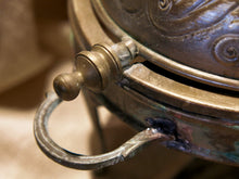 Carica l&#39;immagine nel visualizzatore di Gallery, vaso , cestino , portapiante .... marocchino in metallo lavorato artigianalmente ed inciso . pezzo unico lavorato e cesellato a mano . la patina è originale perchè databile anni 70/80 . su richiesta si può lucidare per dare una patina brillante al white metal  dimensioni 28x22xh26cm  per altri modelli , forme ecc... contattare via mail info@etniko.it 0039 3338778241 whatsapp. instagram , facebook, etsy : etnikobycrosato