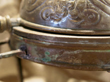 Carica l&#39;immagine nel visualizzatore di Gallery, vaso , cestino , portapiante .... marocchino in metallo lavorato artigianalmente ed inciso . pezzo unico lavorato e cesellato a mano . la patina è originale perchè databile anni 70/80 . su richiesta si può lucidare per dare una patina brillante al white metal  dimensioni 28x22xh26cm  per altri modelli , forme ecc... contattare via mail info@etniko.it 0039 3338778241 whatsapp. instagram , facebook, etsy : etnikobycrosato