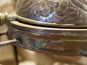 vaso , cestino , portapiante .... marocchino in metallo lavorato artigianalmente ed inciso . pezzo unico lavorato e cesellato a mano . la patina è originale perchè databile anni 70/80 . su richiesta si può lucidare per dare una patina brillante al white metal  dimensioni 28x22xh26cm  per altri modelli , forme ecc... contattare via mail info@etniko.it 0039 3338778241 whatsapp. instagram , facebook, etsy : etnikobycrosato
