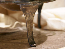 Carica l&#39;immagine nel visualizzatore di Gallery, vaso , cestino , portapiante .... marocchino in metallo lavorato artigianalmente ed inciso . pezzo unico lavorato e cesellato a mano . la patina è originale perchè databile anni 70/80 . su richiesta si può lucidare per dare una patina brillante al white metal  dimensioni 28x22xh26cm  per altri modelli , forme ecc... contattare via mail info@etniko.it 0039 3338778241 whatsapp. instagram , facebook, etsy : etnikobycrosato
