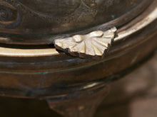 Carica l&#39;immagine nel visualizzatore di Gallery, vaso , cestino , portapiante .... marocchino in metallo lavorato artigianalmente ed inciso . pezzo unico lavorato e cesellato a mano . la patina è originale perchè databile anni 70/80 . su richiesta si può lucidare per dare una patina brillante al white metal  dimensioni 28x22xh26cm  per altri modelli , forme ecc... contattare via mail info@etniko.it 0039 3338778241 whatsapp. instagram , facebook, etsy : etnikobycrosato