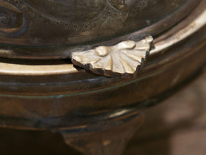 vaso , cestino , portapiante .... marocchino in metallo lavorato artigianalmente ed inciso . pezzo unico lavorato e cesellato a mano . la patina è originale perchè databile anni 70/80 . su richiesta si può lucidare per dare una patina brillante al white metal  dimensioni 28x22xh26cm  per altri modelli , forme ecc... contattare via mail info@etniko.it 0039 3338778241 whatsapp. instagram , facebook, etsy : etnikobycrosato