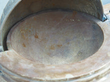 Carica l&#39;immagine nel visualizzatore di Gallery, Vaso, cestino, portapiante .... marocchino in metallo lavorato artigianalmente ed inciso. Pezzo unico lavorato e cesellato a mano. La patina è originale perchè databile anni 70/80, su richiesta si può lucidare per dare una patina brillante al white metal.   dimensioni 31x23 h28cm   per altri modelli, forme ecc... contattare via mail info@etniko.it whatsapp 0039 3338778241 instagram , facebook, etsy : etnikobycrosato https://www.etsy.com/it/shop/etnikobycrosato