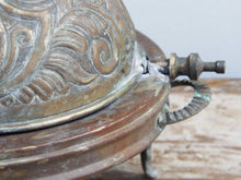 Carica l&#39;immagine nel visualizzatore di Gallery, Vaso, cestino, portapiante .... marocchino in metallo lavorato artigianalmente ed inciso. Pezzo unico lavorato e cesellato a mano. La patina è originale perchè databile anni 70/80, su richiesta si può lucidare per dare una patina brillante al white metal.   dimensioni 31x23 h28cm   per altri modelli, forme ecc... contattare via mail info@etniko.it whatsapp 0039 3338778241 instagram , facebook, etsy : etnikobycrosato https://www.etsy.com/it/shop/etnikobycrosato