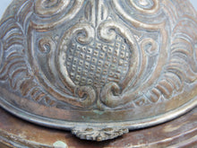 Carica l&#39;immagine nel visualizzatore di Gallery, Vaso, cestino, portapiante .... marocchino in metallo lavorato artigianalmente ed inciso. Pezzo unico lavorato e cesellato a mano. La patina è originale perchè databile anni 70/80, su richiesta si può lucidare per dare una patina brillante al white metal.   dimensioni 31x23 h28cm   per altri modelli, forme ecc... contattare via mail info@etniko.it whatsapp 0039 3338778241 instagram , facebook, etsy : etnikobycrosato https://www.etsy.com/it/shop/etnikobycrosato