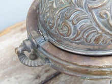 Carica l&#39;immagine nel visualizzatore di Gallery, Vaso, cestino, portapiante .... marocchino in metallo lavorato artigianalmente ed inciso. Pezzo unico lavorato e cesellato a mano. La patina è originale perchè databile anni 70/80, su richiesta si può lucidare per dare una patina brillante al white metal.   dimensioni 31x23 h28cm   per altri modelli, forme ecc... contattare via mail info@etniko.it whatsapp 0039 3338778241 instagram , facebook, etsy : etnikobycrosato https://www.etsy.com/it/shop/etnikobycrosato