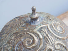 Carica l&#39;immagine nel visualizzatore di Gallery, Vaso, cestino, portapiante .... marocchino in metallo lavorato artigianalmente ed inciso. Pezzo unico lavorato e cesellato a mano. La patina è originale perchè databile anni 70/80, su richiesta si può lucidare per dare una patina brillante al white metal.   dimensioni 31x23 h28cm   per altri modelli, forme ecc... contattare via mail info@etniko.it whatsapp 0039 3338778241 instagram , facebook, etsy : etnikobycrosato https://www.etsy.com/it/shop/etnikobycrosato