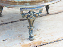 Carica l&#39;immagine nel visualizzatore di Gallery, Vaso, cestino, portapiante .... marocchino in metallo lavorato artigianalmente ed inciso. Pezzo unico lavorato e cesellato a mano. La patina è originale perchè databile anni 70/80, su richiesta si può lucidare per dare una patina brillante al white metal.   dimensioni 31x23 h28cm   per altri modelli, forme ecc... contattare via mail info@etniko.it whatsapp 0039 3338778241 instagram , facebook, etsy : etnikobycrosato https://www.etsy.com/it/shop/etnikobycrosato