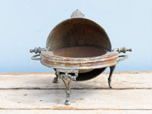 Carica l&#39;immagine nel visualizzatore di Gallery, Vaso, cestino, portapiante .... marocchino in metallo lavorato artigianalmente ed inciso. Pezzo unico lavorato e cesellato a mano. La patina è originale perchè databile anni 70/80, su richiesta si può lucidare per dare una patina brillante al white metal.   dimensioni 31x23 h28cm   per altri modelli, forme ecc... contattare via mail info@etniko.it whatsapp 0039 3338778241 instagram , facebook, etsy : etnikobycrosato https://www.etsy.com/it/shop/etnikobycrosato
