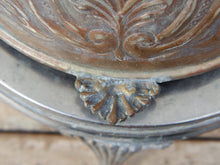 Carica l&#39;immagine nel visualizzatore di Gallery, Vaso, cestino, portapiante .... marocchino in metallo lavorato artigianalmente ed inciso. Pezzo unico lavorato e cesellato a mano. La patina è originale perchè databile anni 70/80, su richiesta si può lucidare per dare una patina brillante al white metal.  dimensioni 30x23 h27cm