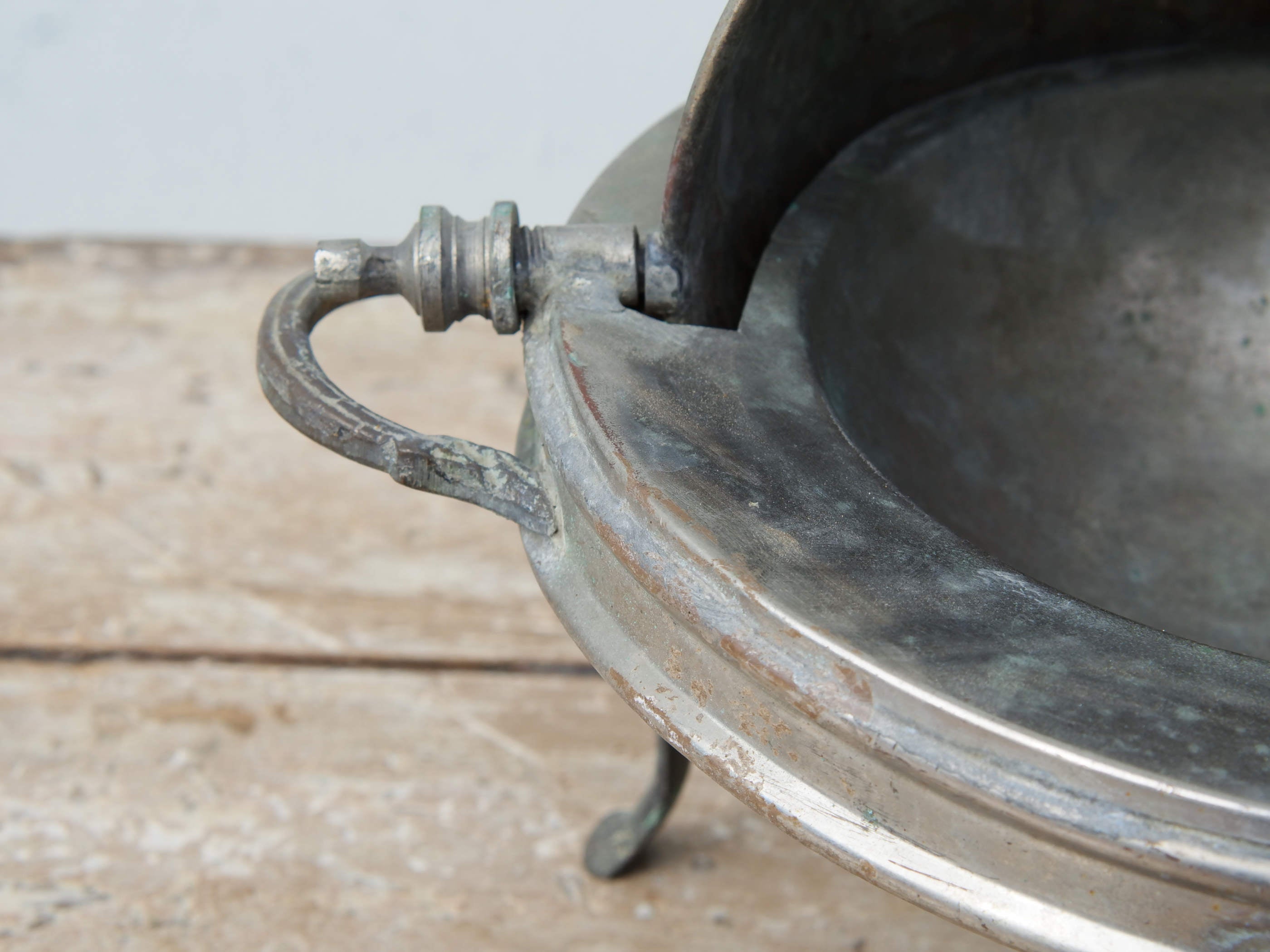 Vaso, cestino, portapiante .... marocchino in metallo lavorato artigianalmente ed inciso. Pezzo unico lavorato e cesellato a mano. La patina è originale perchè databile anni 70/80, su richiesta si può lucidare per dare una patina brillante al white metal.  dimensioni 30x23 h27cm
