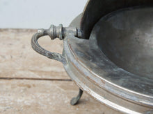 Carica l&#39;immagine nel visualizzatore di Gallery, Vaso, cestino, portapiante .... marocchino in metallo lavorato artigianalmente ed inciso. Pezzo unico lavorato e cesellato a mano. La patina è originale perchè databile anni 70/80, su richiesta si può lucidare per dare una patina brillante al white metal.  dimensioni 30x23 h27cm